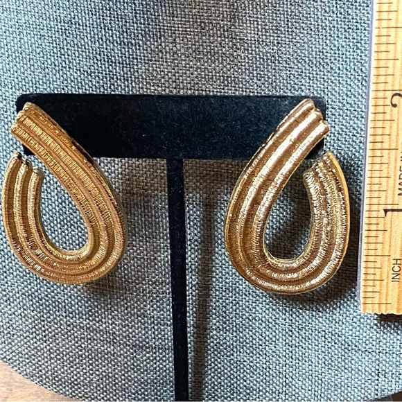 GIVENCHY Textured Gold Tone Post Pierced Earrings 80's French Couture - Picture 11 of 12